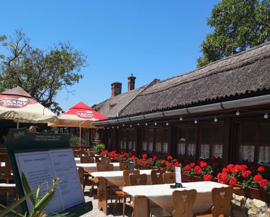 Hatod Kisvendéglő Terasz Muskátliba öltöztetve