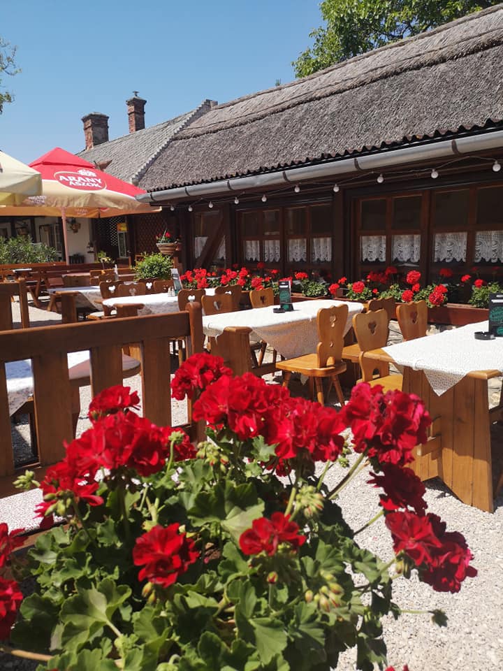 Az ég kék, a muskátli piros, de hol vannak a vendégek?