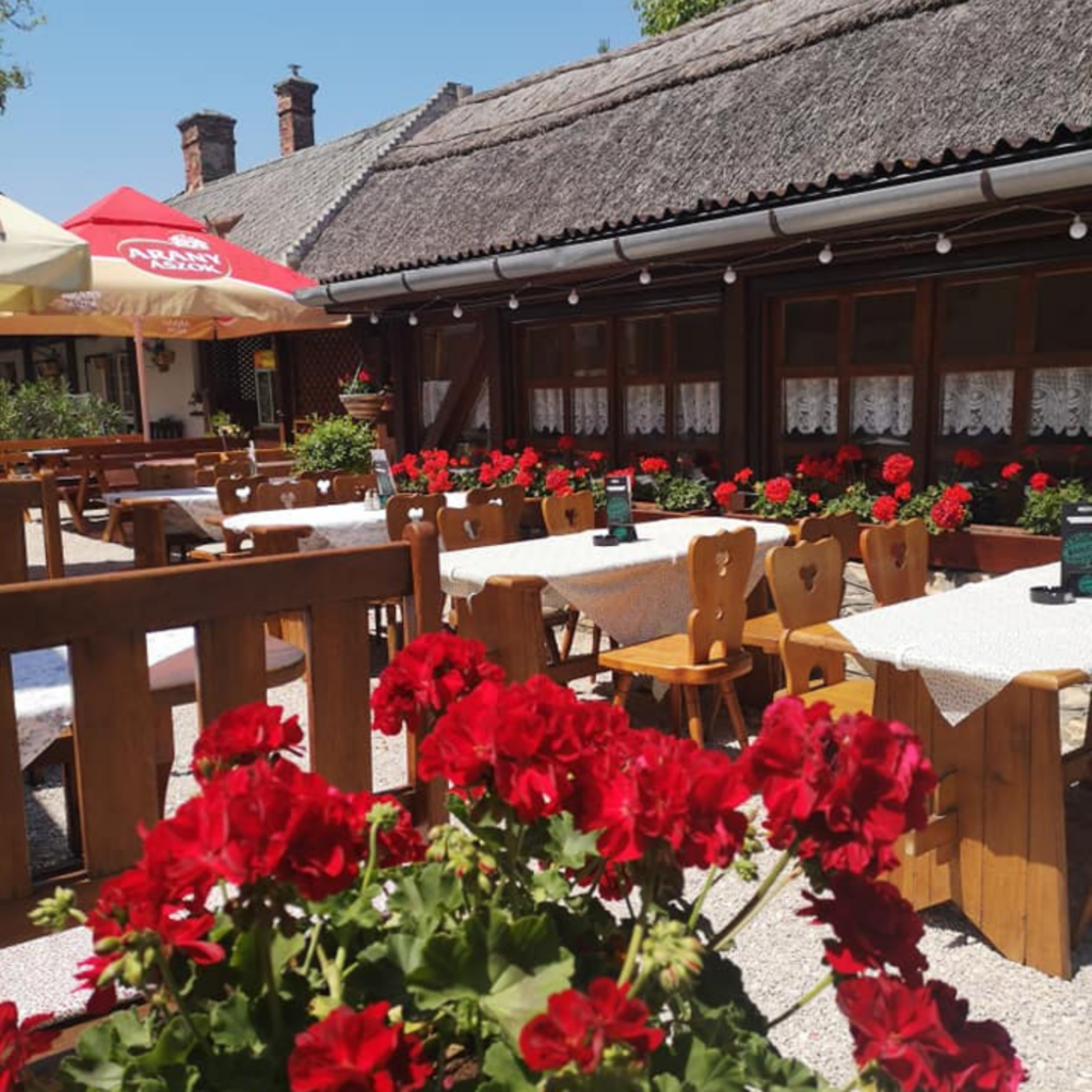 Az ég kék, a muskátli piros, de hol vannak a vendégek?